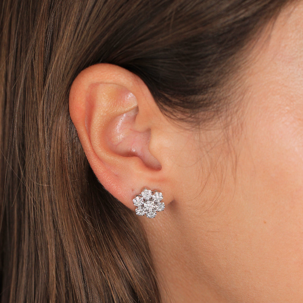 Pendientes de oro blanco de 18k con forma de flor