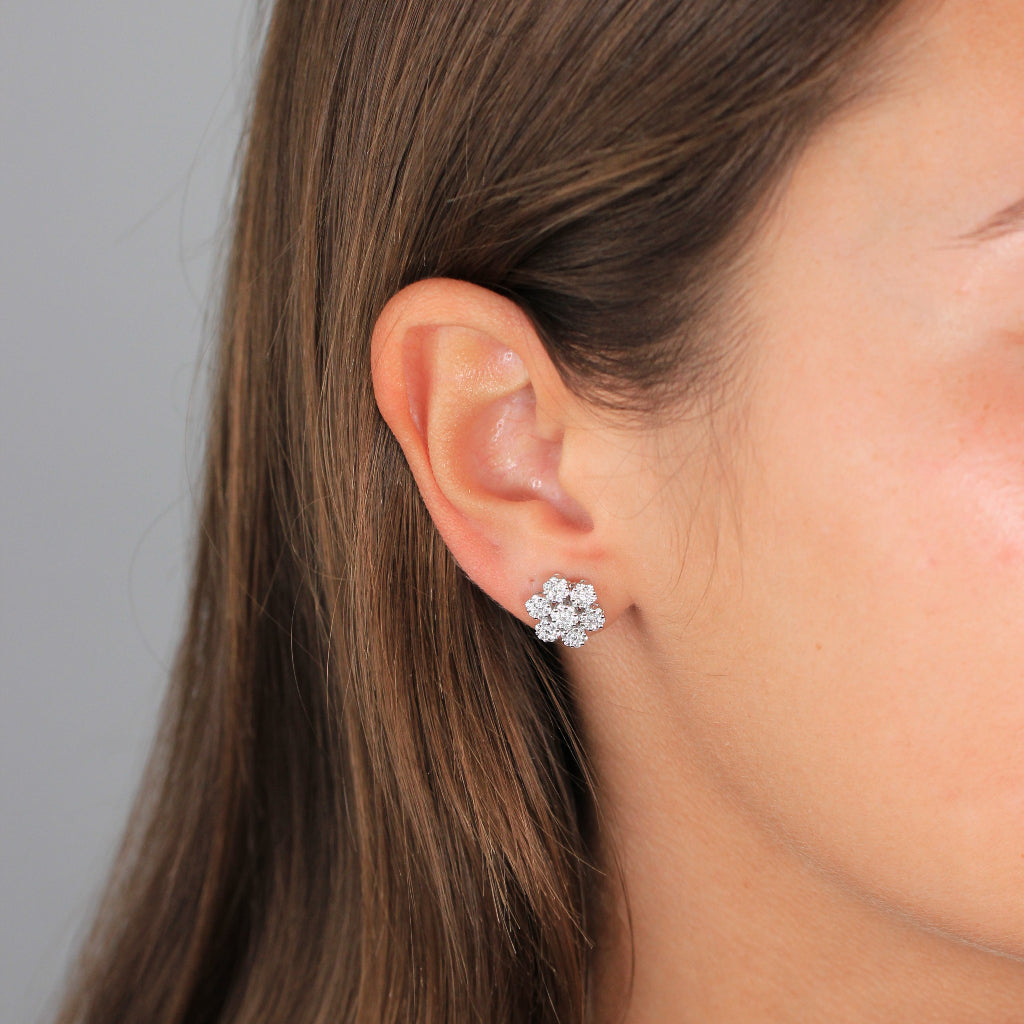 Pendientes de oro blanco de 18k con diamantes en forma de flor