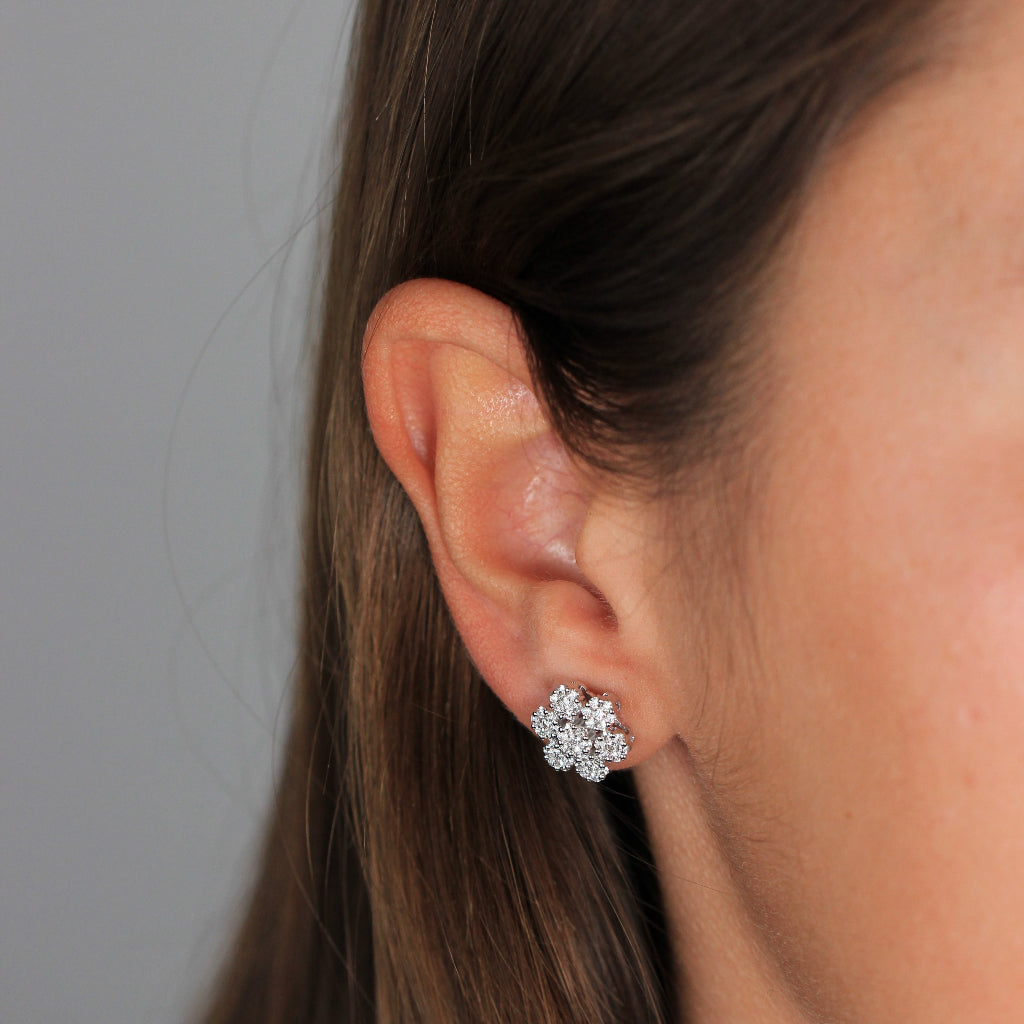 Pendientes con forma de flor realizados en oro blanco de 18k con diamantes