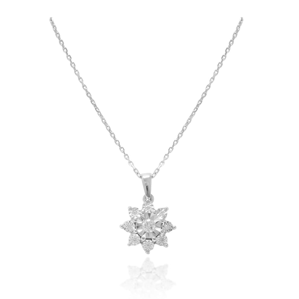 Collar realizado en oro blanco de 18 quilates con un colgante en forma de roseta con 9 diamantes. Joyería Pamplona