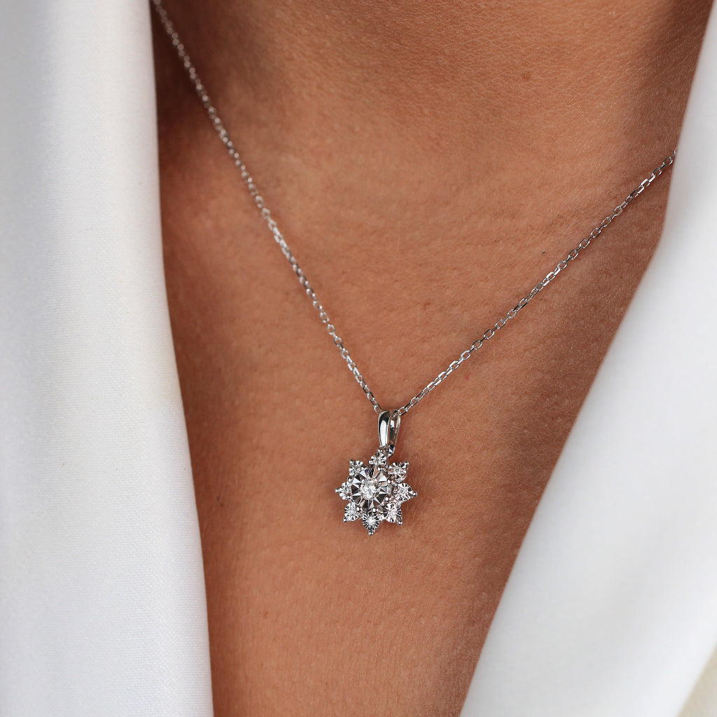 Collar realizado en oro blanco de 18 quilates con un colgante en forma de roseta con 9 diamantes. Joyería Pamplona