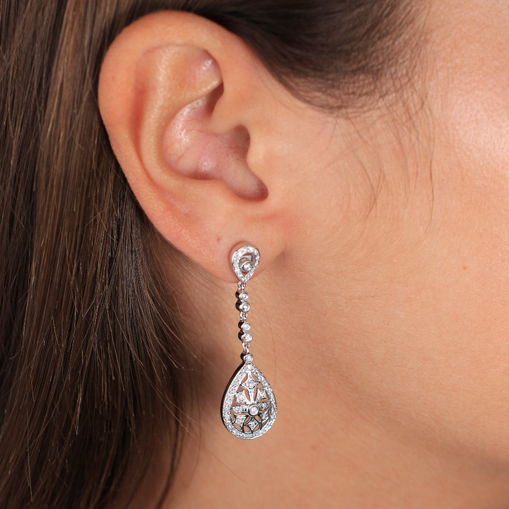 Pendientes largos de oro blanco de 18k con diamantes