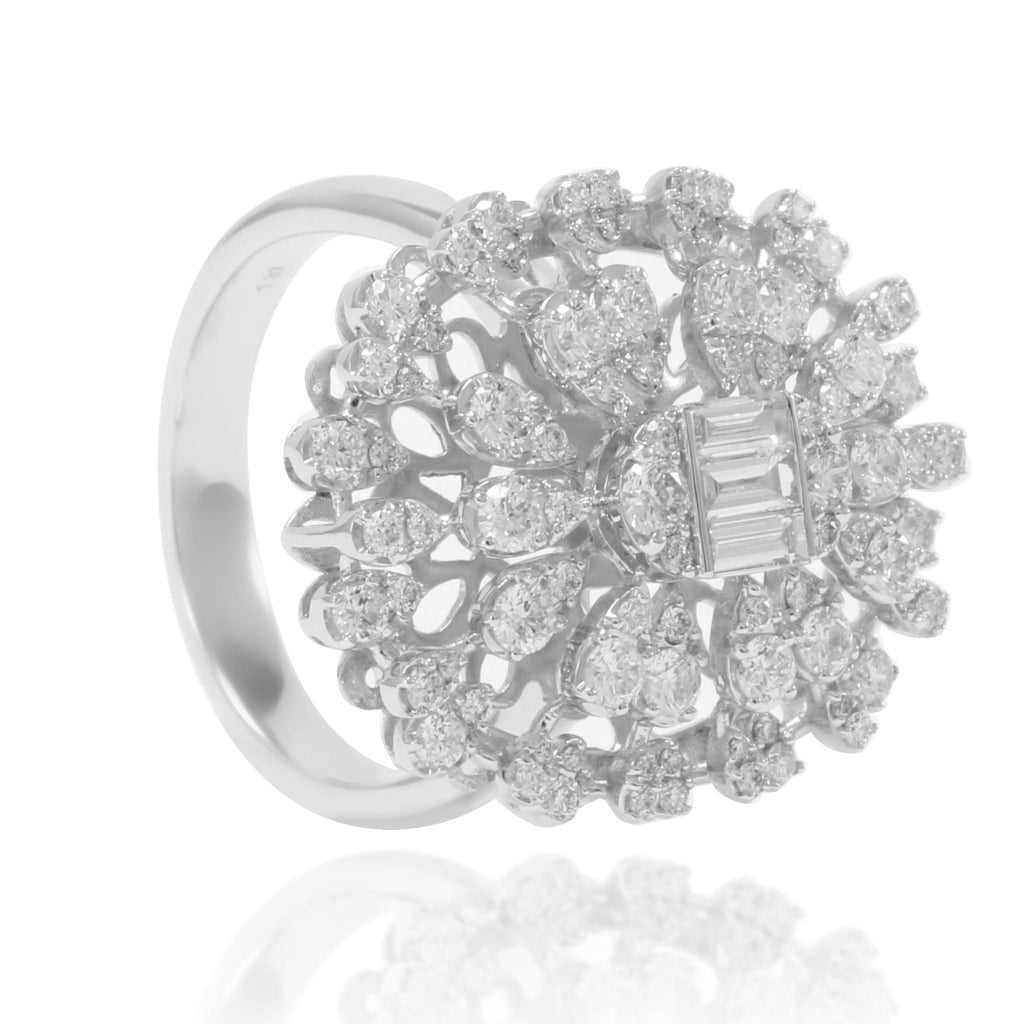 Sortija estilo vintage realizada en oro blanco de 18 quilates con diamantes. Joyería Pamplona