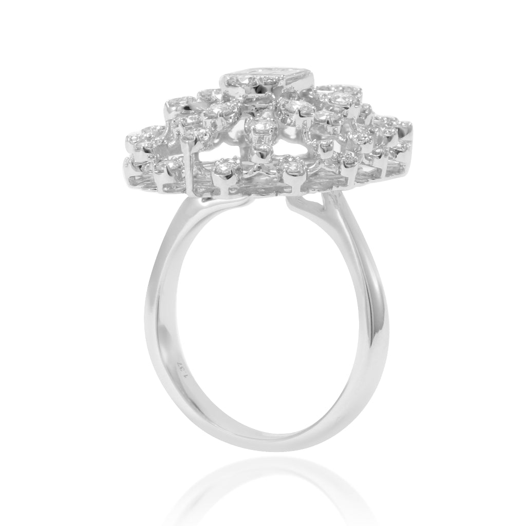 Sortija estilo vintage realizada en oro blanco de 18 quilates con diamantes. Joyería Pamplona