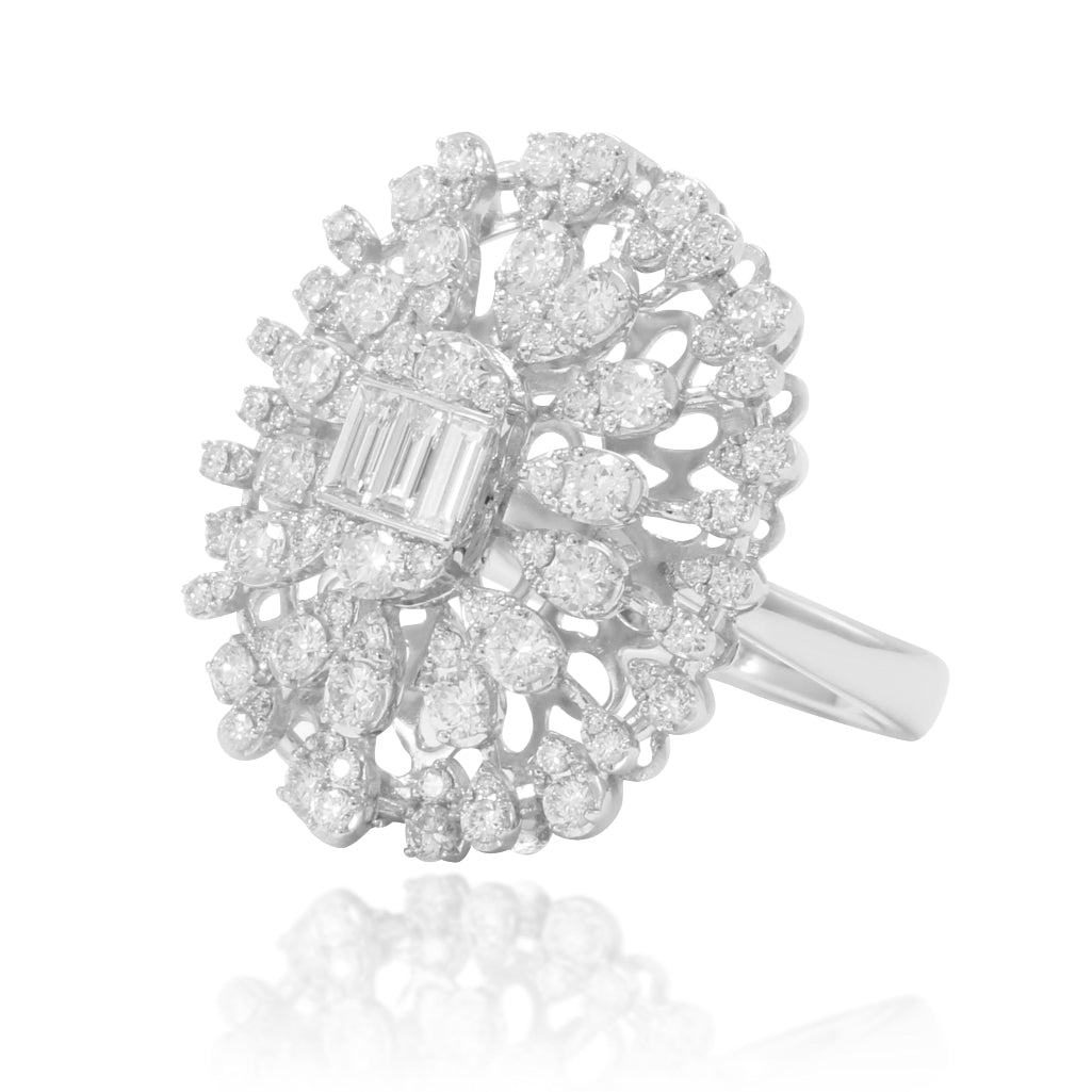 Sortija estilo vintage realizada en oro blanco de 18 quilates con diamantes. Joyería Pamplona