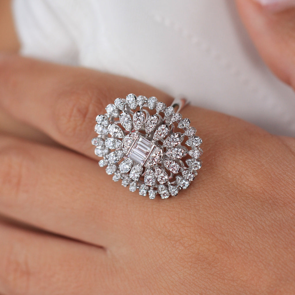 Sortija estilo vintage realizada en oro blanco de 18 quilates con diamantes. Joyería Pamplona