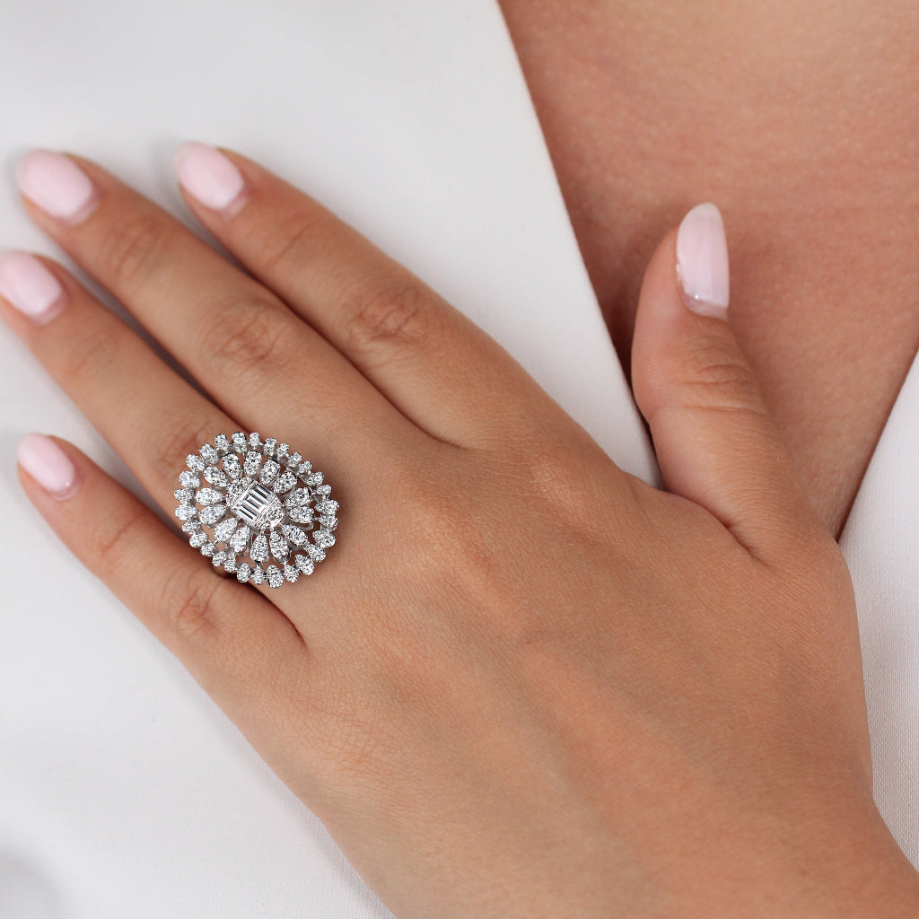 Sortija estilo vintage realizada en oro blanco de 18 quilates con diamantes. Joyería Pamplona