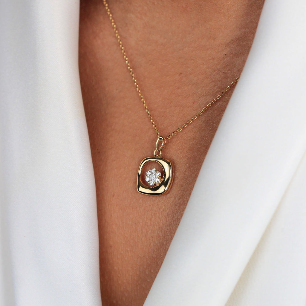 Collar de oro amarillo de 18k con colgante cuadrado y una flor de diamantes