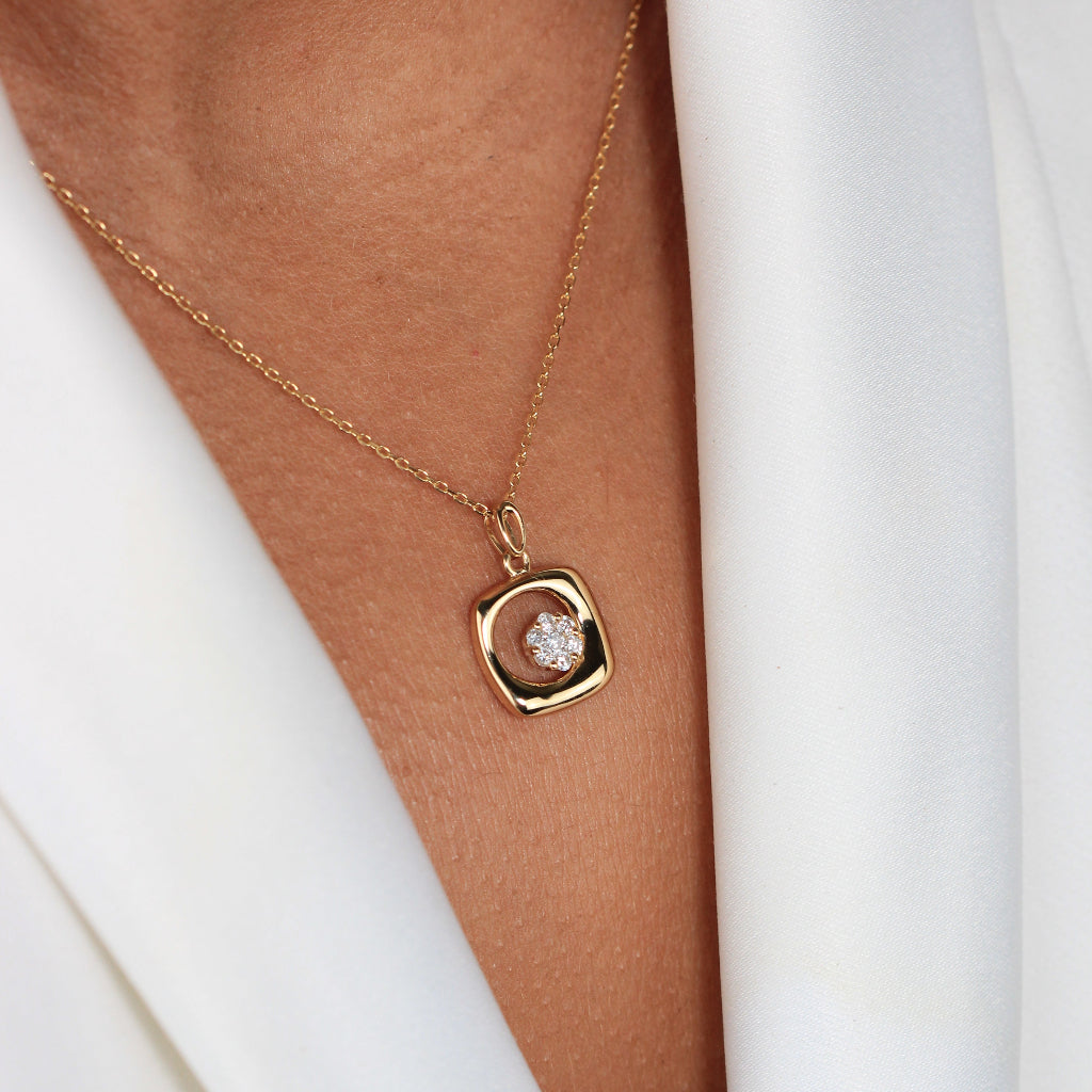 Collar de oro amarillo de 18k con un colgante cuadrado abombado y una flor de diamantes
