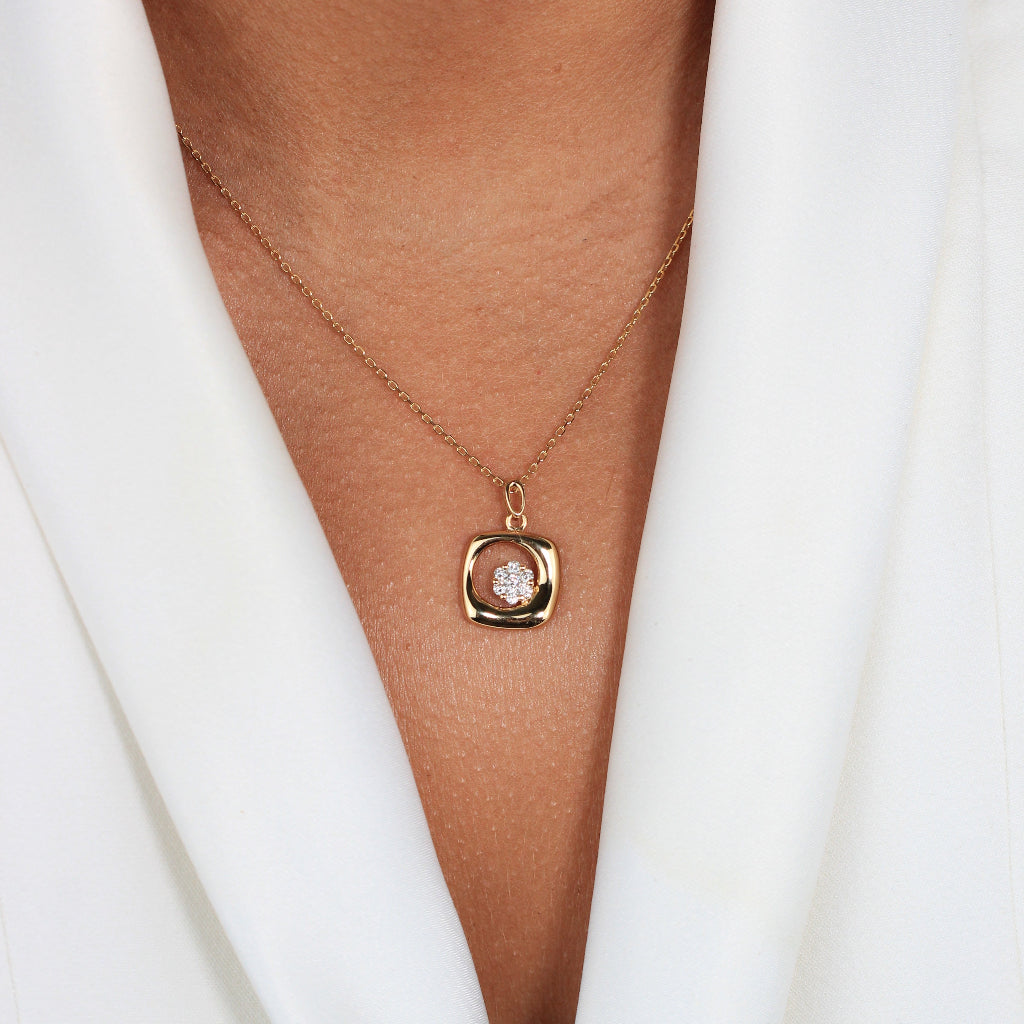 Collar de oro amarillo de 18k con un colgante cuadrado abombado y una flor de diamantes