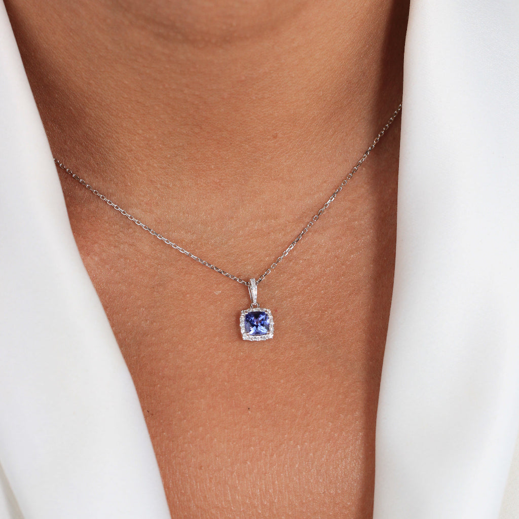 Collar realizado en oro blanco de 18 quilates con una tanzanita central y diamantes. Joyería Pamplona