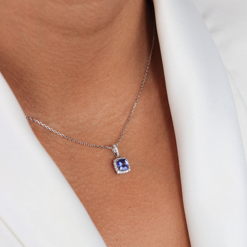 Collar realizado en oro blanco de 18 quilates con una tanzanita central y diamantes. Joyería Pamplona