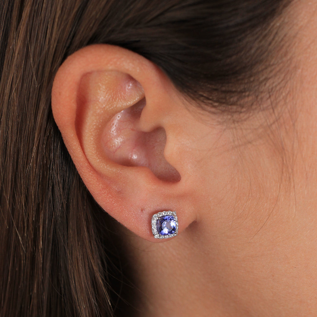 Pendientes de oro blanco de 18k con una tanzanita central y orla de diamantes