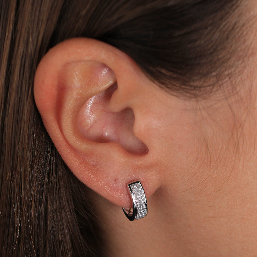 Pendientes de aro realizados en oro blanco de 18k con diamantes