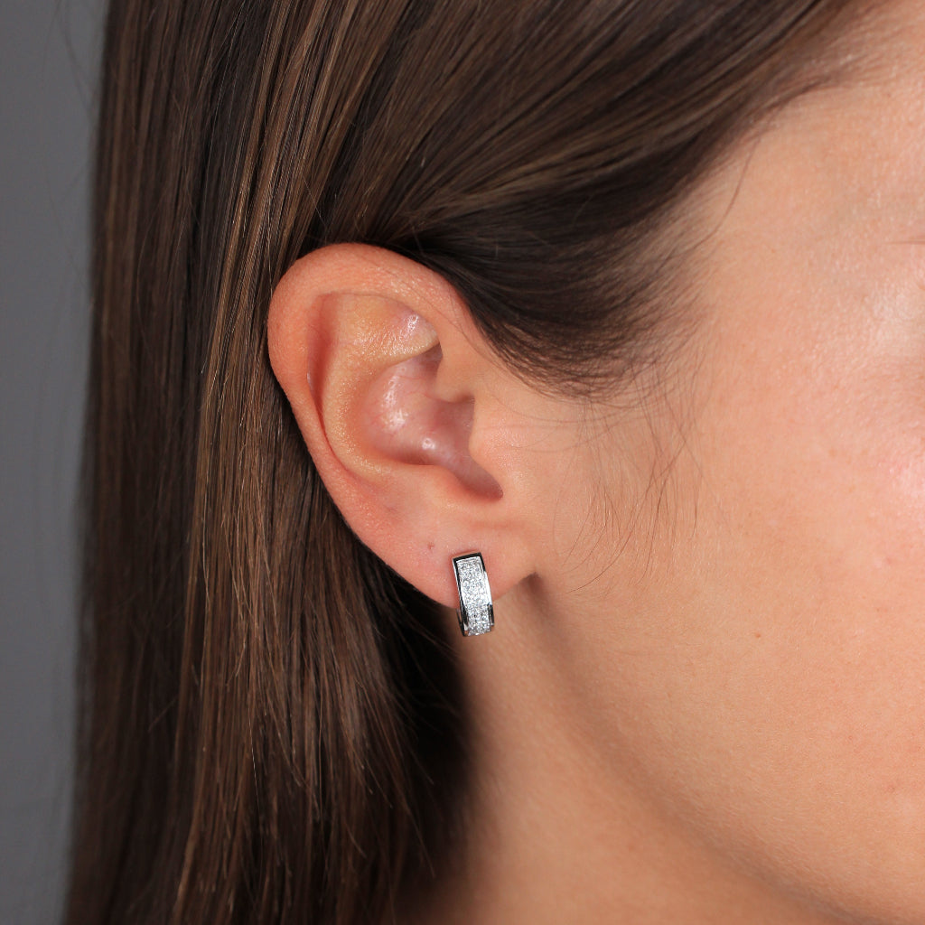 Pendientes de aro realizados en oro blanco de 18k con diamantes