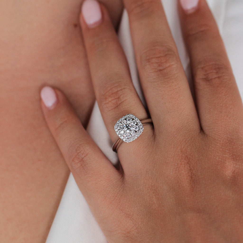 Sortija realizada en oro blanco de 18 quilates con diamantes. Joyería Pamplona