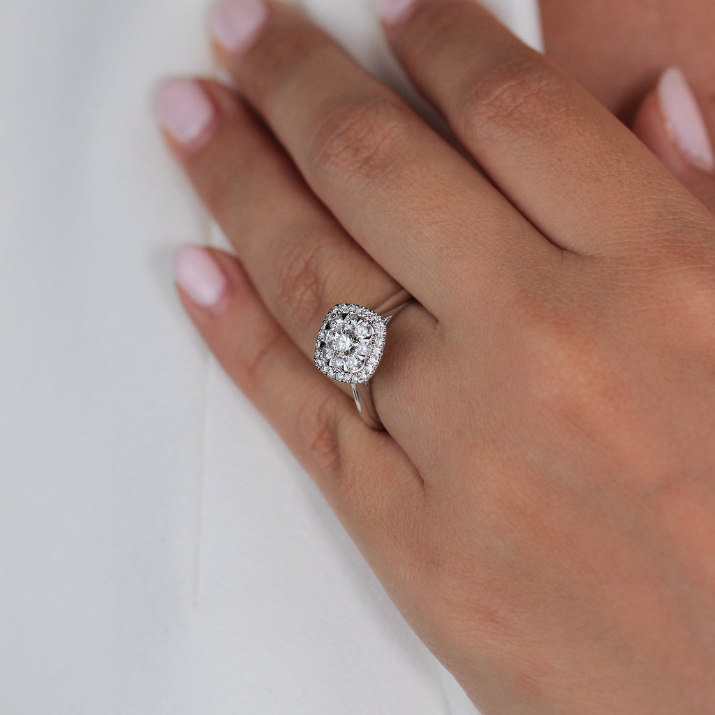 Sortija realizada en oro blanco de 18 quilates con diamantes. Joyería Pamplona