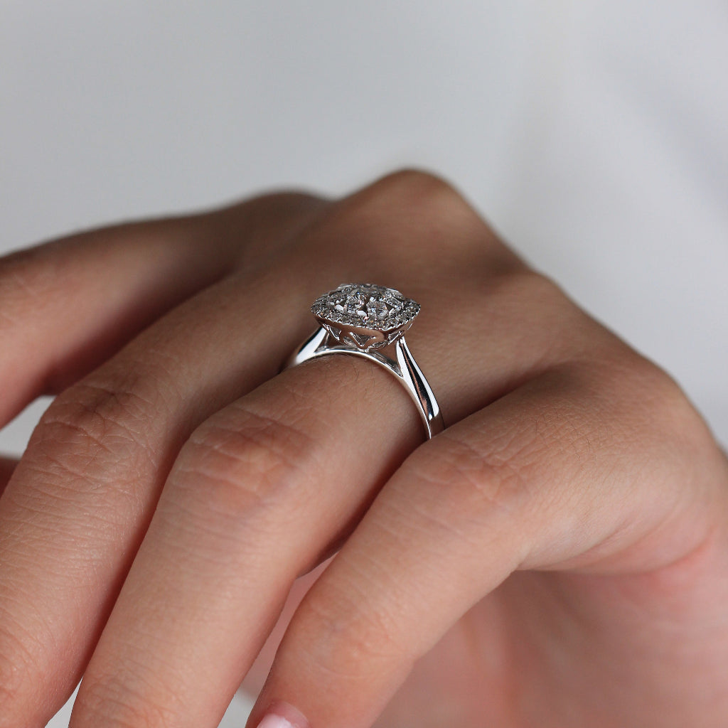 Sortija realizada en oro blanco de 18 quilates con diamantes. Joyería Pamplona