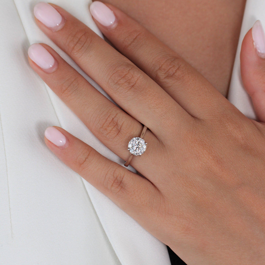 Sortija realizada en oro blanco de 18 quilates con diamantes. Joyería Pamplona