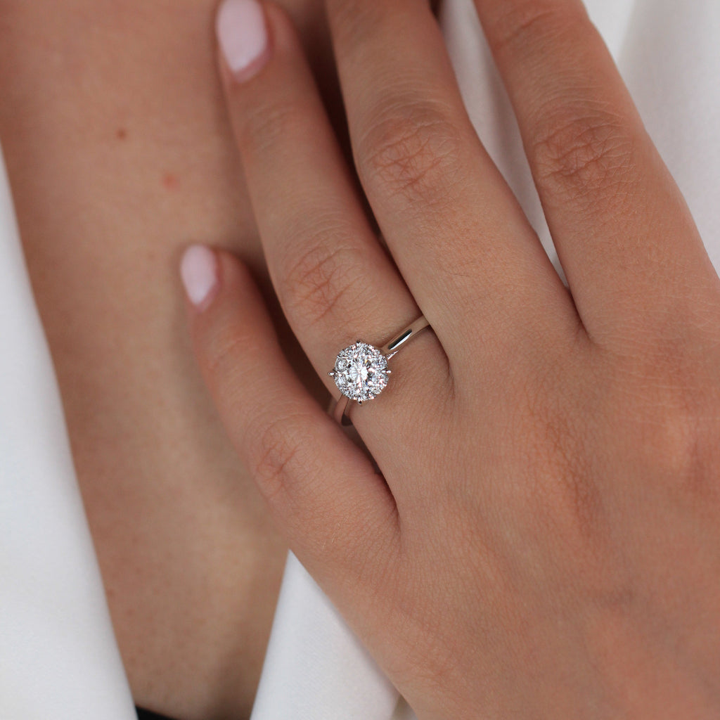 Sortija realizada en oro blanco de 18 quilates con diamantes. Joyería Pamplona