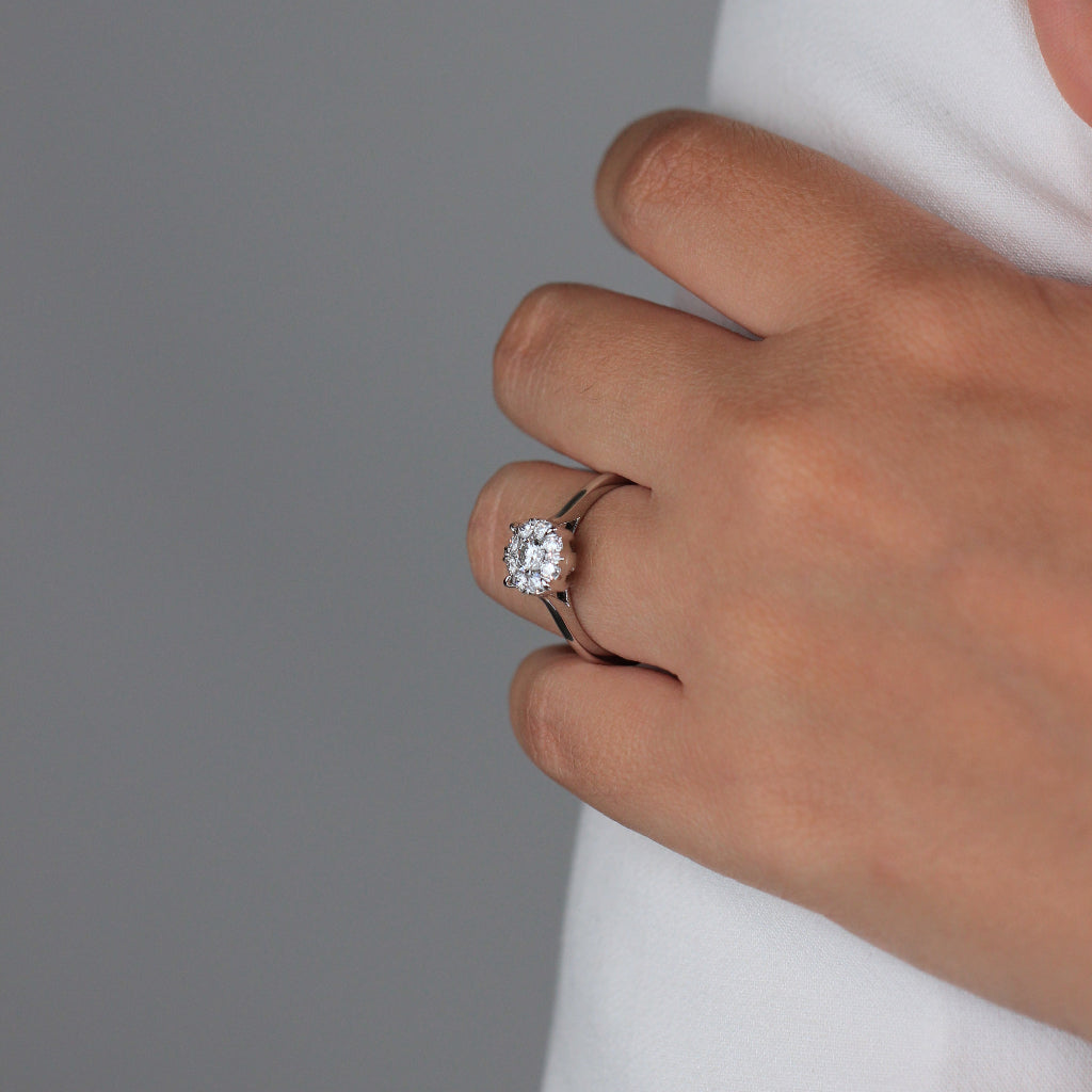 Sortija realizada en oro blanco de 18 quilates con diamantes. Joyería Pamplona