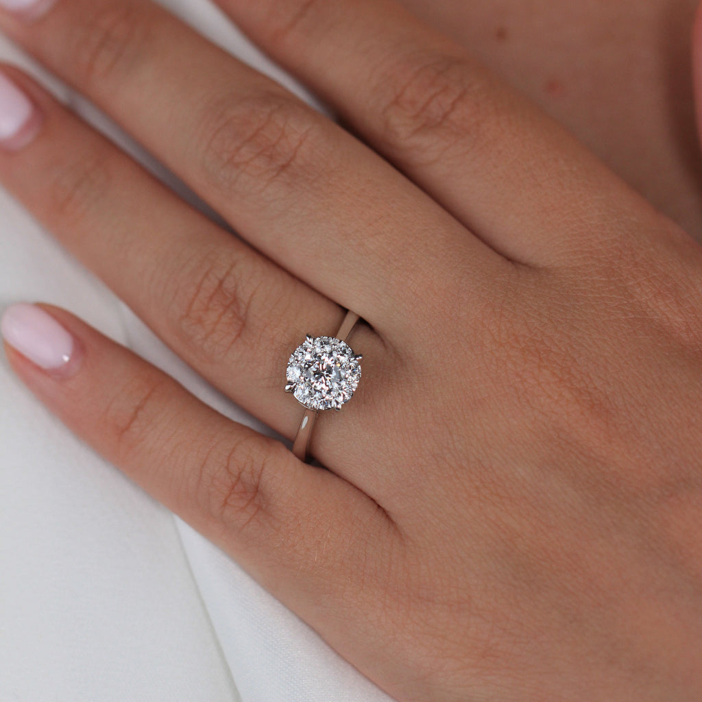 Sortija realizada en oro blanco de 18 quilates con diamantes. Joyería Pamplona