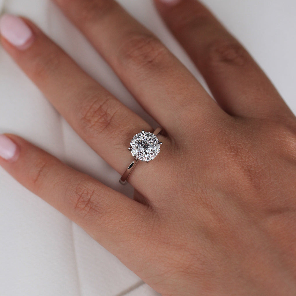 Sortija realizada en oro blanco de 18 quilates con diamantes. Joyería Pamplona