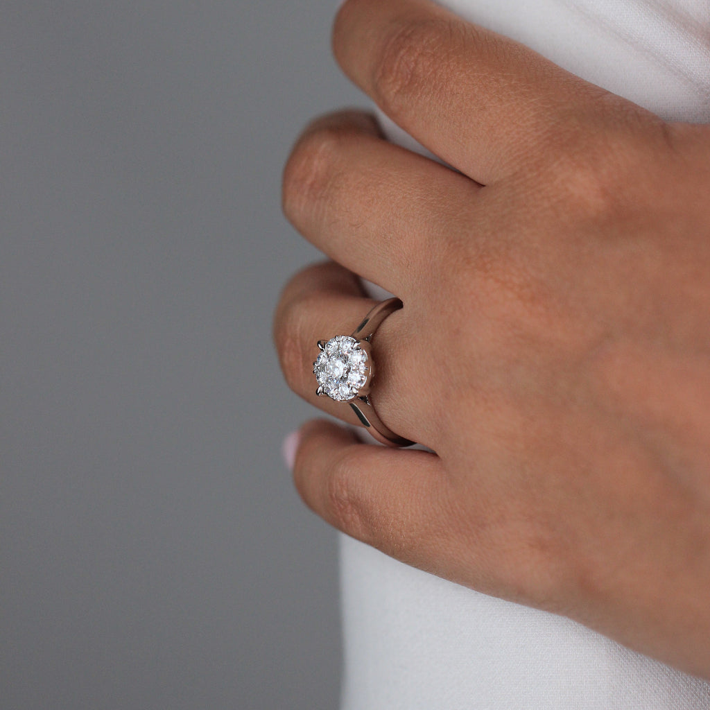 Sortija realizada en oro blanco de 18 quilates con diamantes. Joyería Pamplona