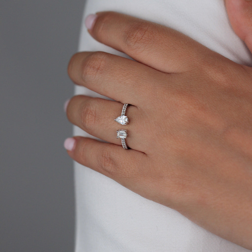 Sortija realizada en oro blanco de 18 quilates con diamantes. Joyería Pamplona 