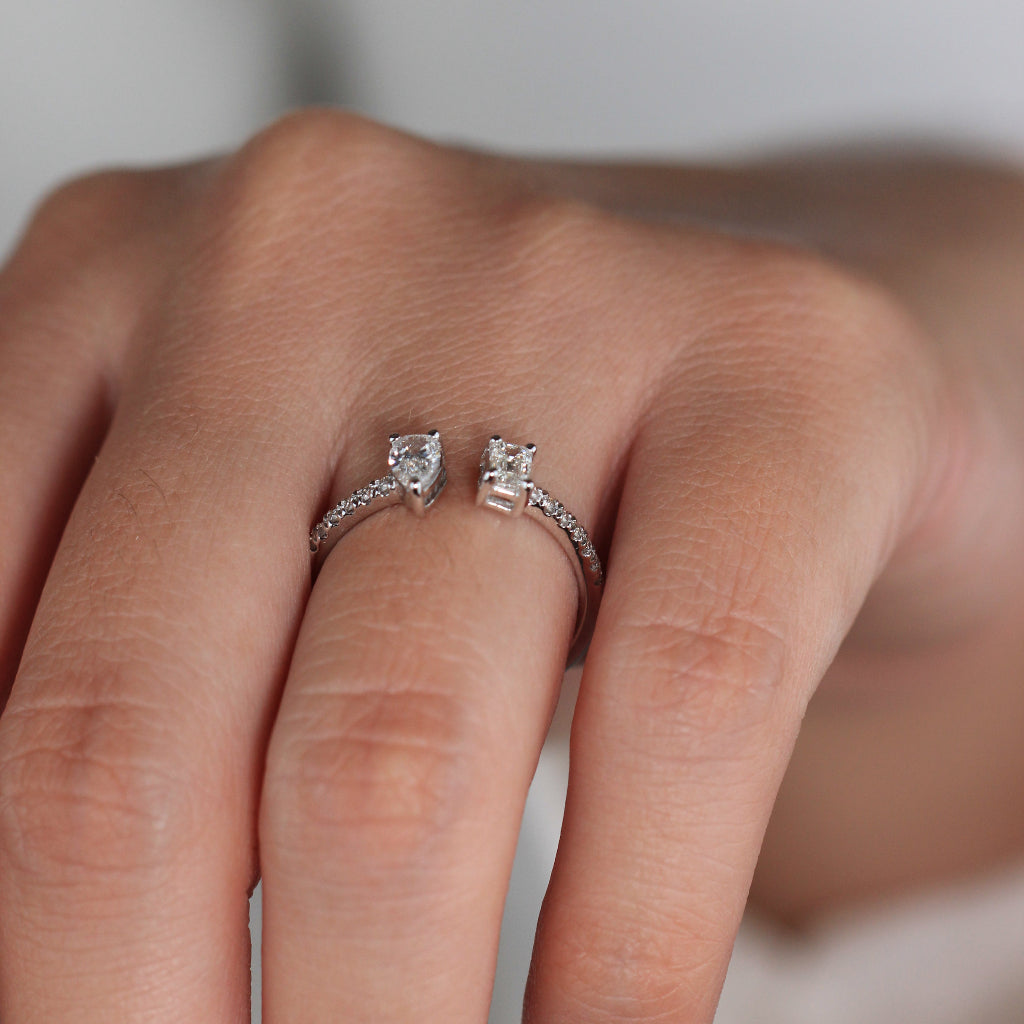 Sortija realizada en oro blanco de 18 quilates con diamantes. Joyería Pamplona 