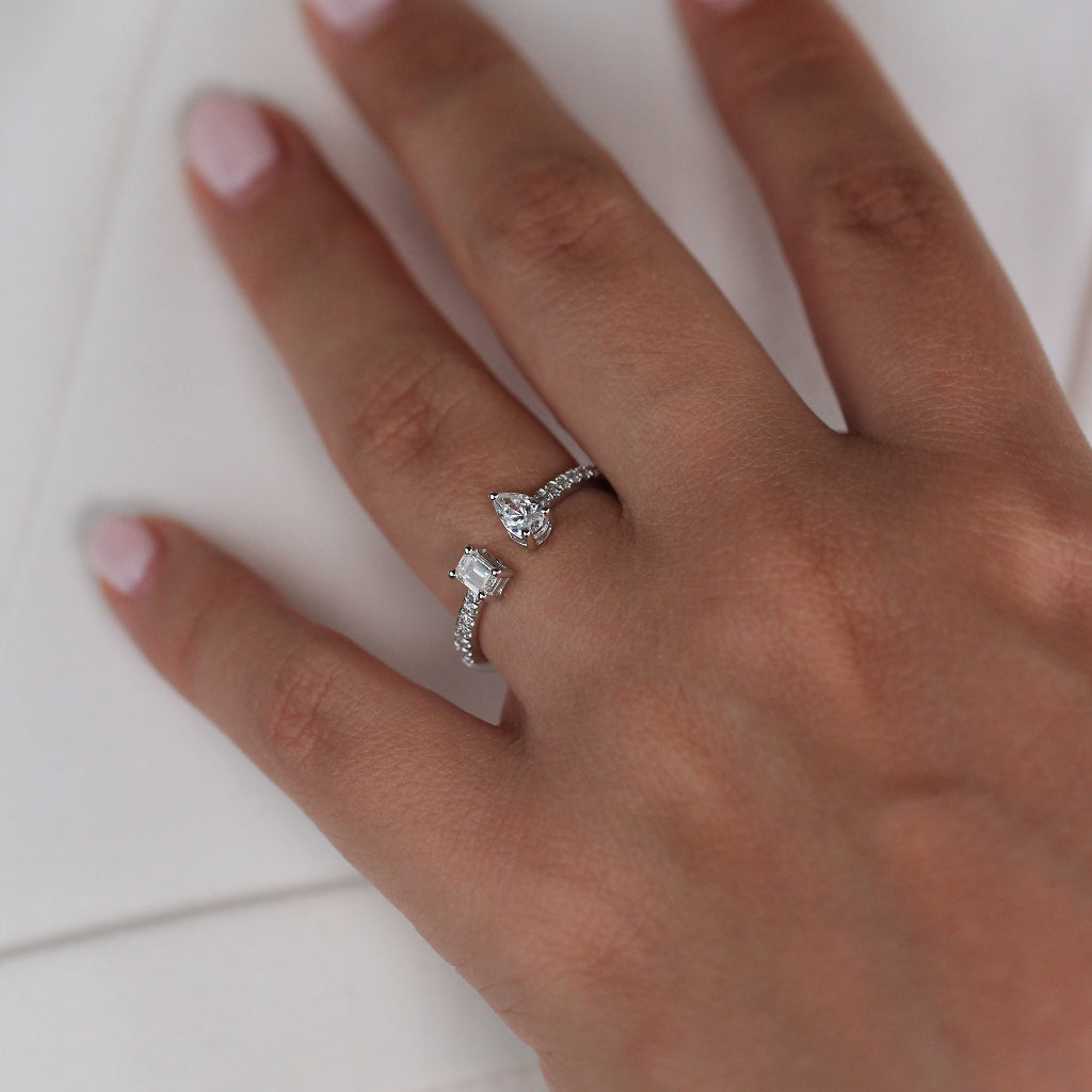 Sortija realizada en oro blanco de 18 quilates con diamantes. Joyería Pamplona 