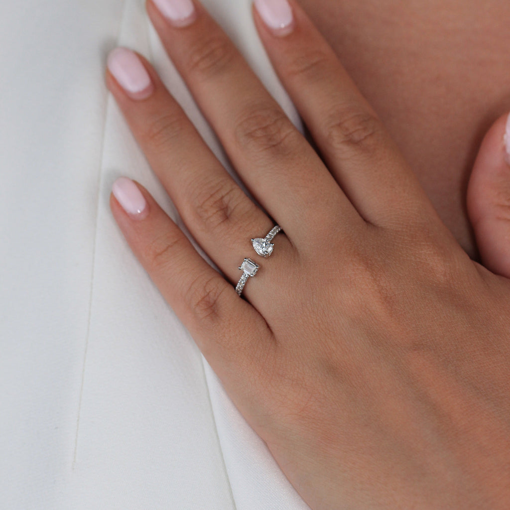 Sortija realizada en oro blanco de 18 quilates con diamantes. Joyería Pamplona