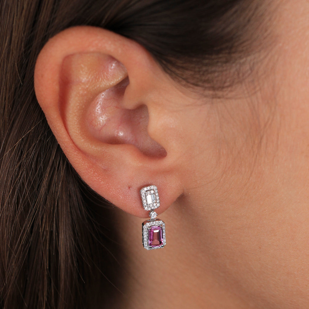 Pendientes de oro blanco de 18k con diamantes y zafiro rosa