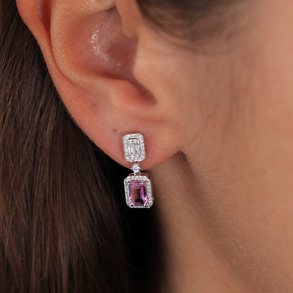 Pendientes de oro blanco de 18k con diamantes y zafiro rosa