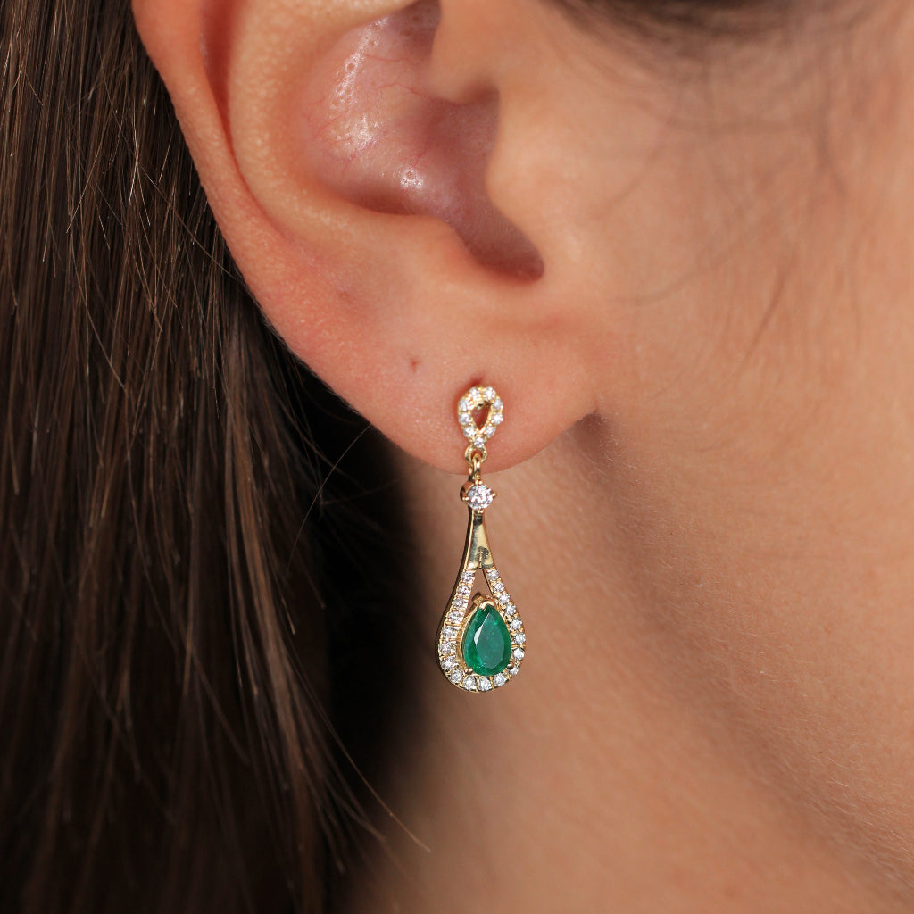 Pendientes estilo vintage de oro amarillo de 18k con una esmeralda talla pera y diamantes
