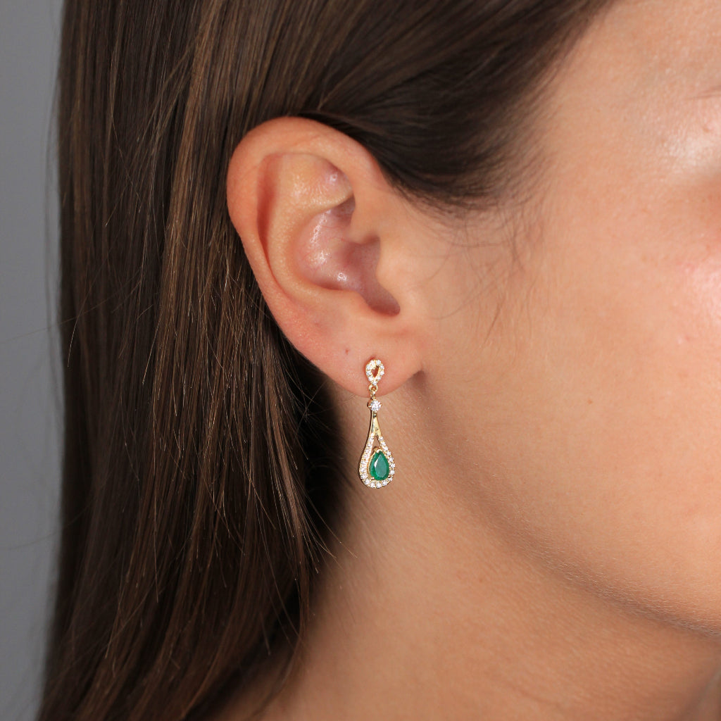 Pendientes de oro amarillo de 1k con una esmeralda en forma de lágrima y diamantes