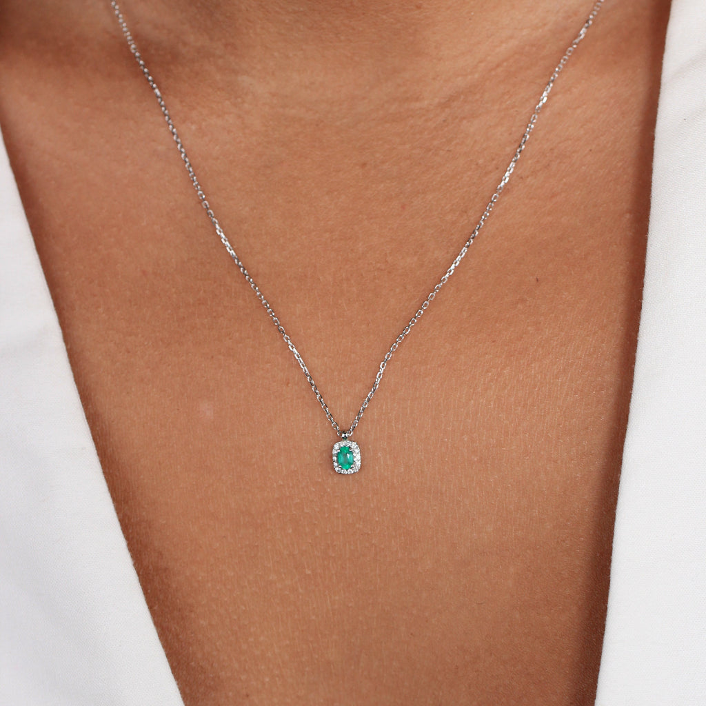 Collar realizado en oro blanco de 18 quilates con una esmeralda y diamantes