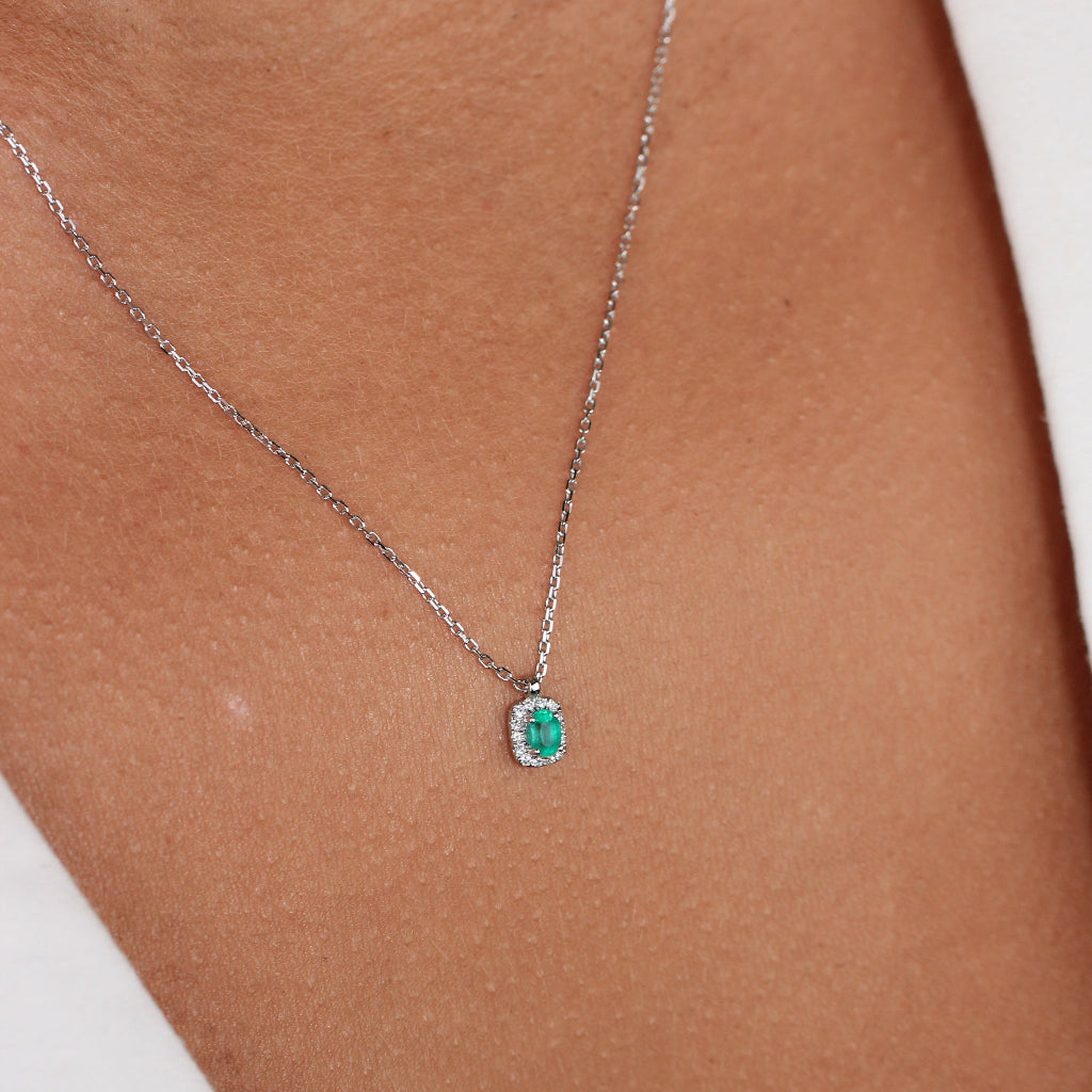 Collar realizado en oro blanco de 18 quilates con una esmeralda y diamantes. Joyería Pamplona