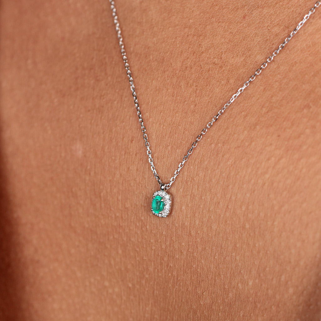 Collar realizado en oro blanco de 18 quilates con una esmeralda y diamantes. Joyería Pamplona