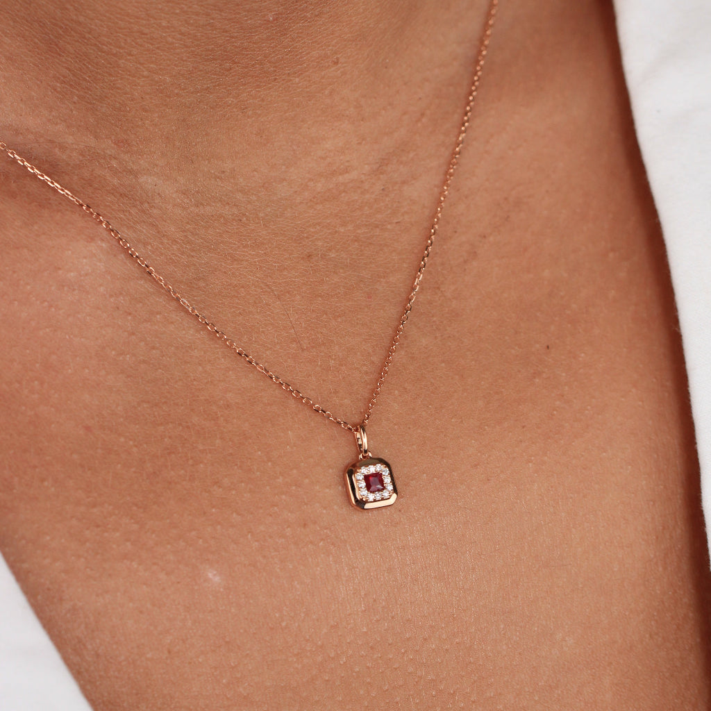 Collar realizado en oro rosa de 18 quilates con un colgante con un rubí y diamantes. Joyería Pamplona