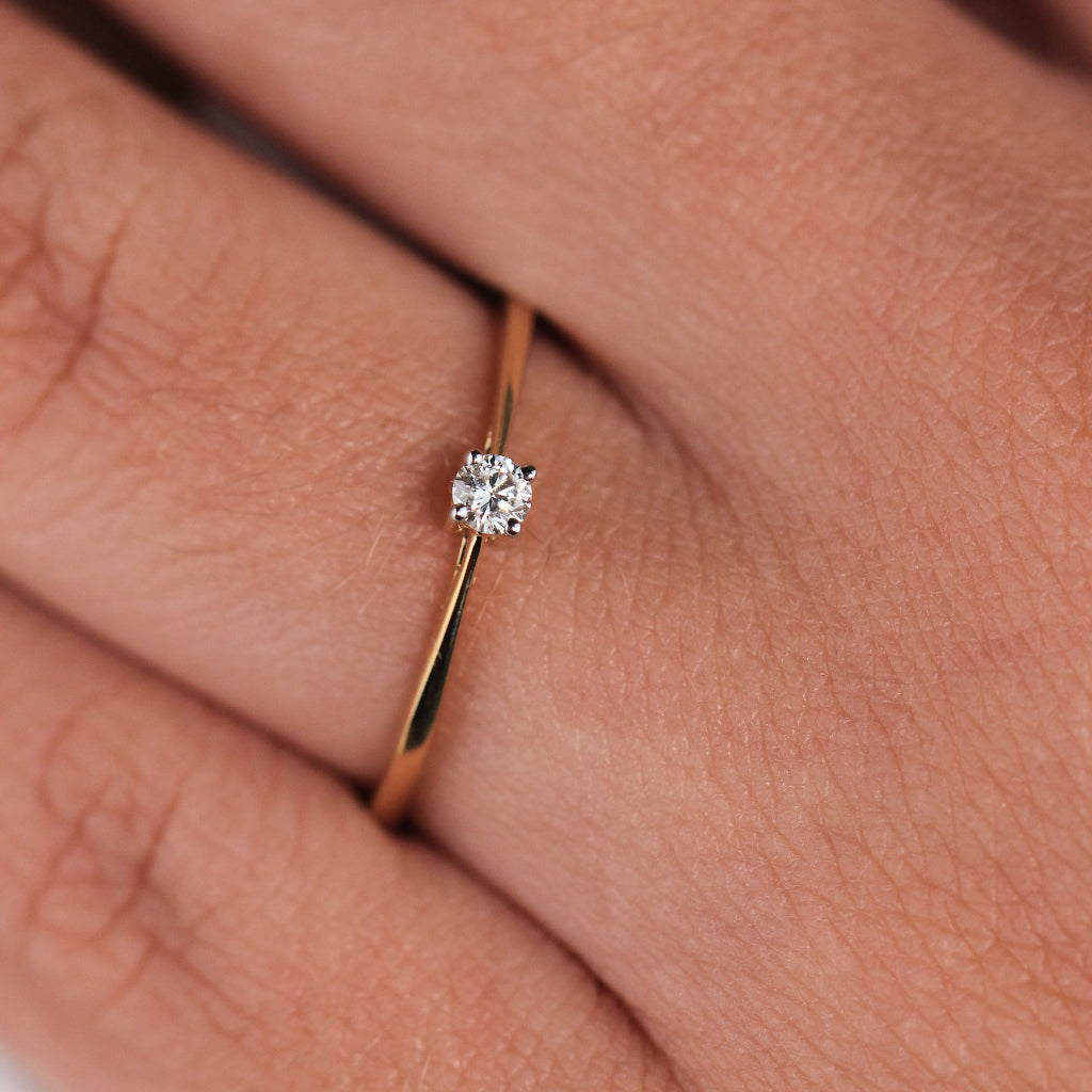 Sortija realizada en oro amarillo de 18 quilates con un diamante solitario. Joyería Pamplona