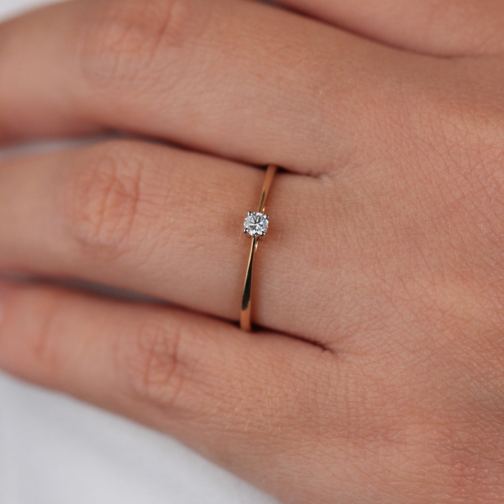 Sortija realizada en oro amarillo de 18 quilates con un diamante solitario. Joyería Pamplona