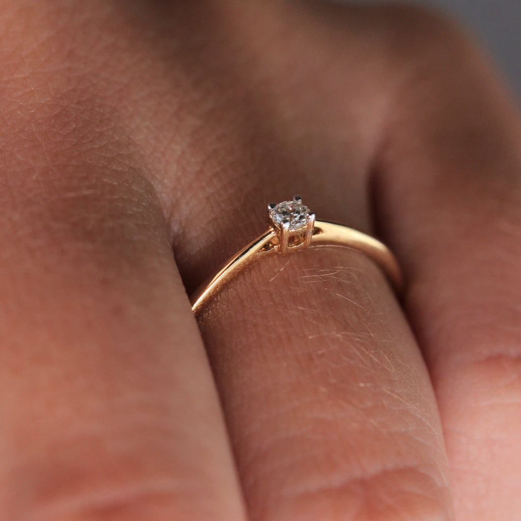 Sortija realizada en oro amarillo de 18 quilates con un diamante solitario. Joyería Pamplona