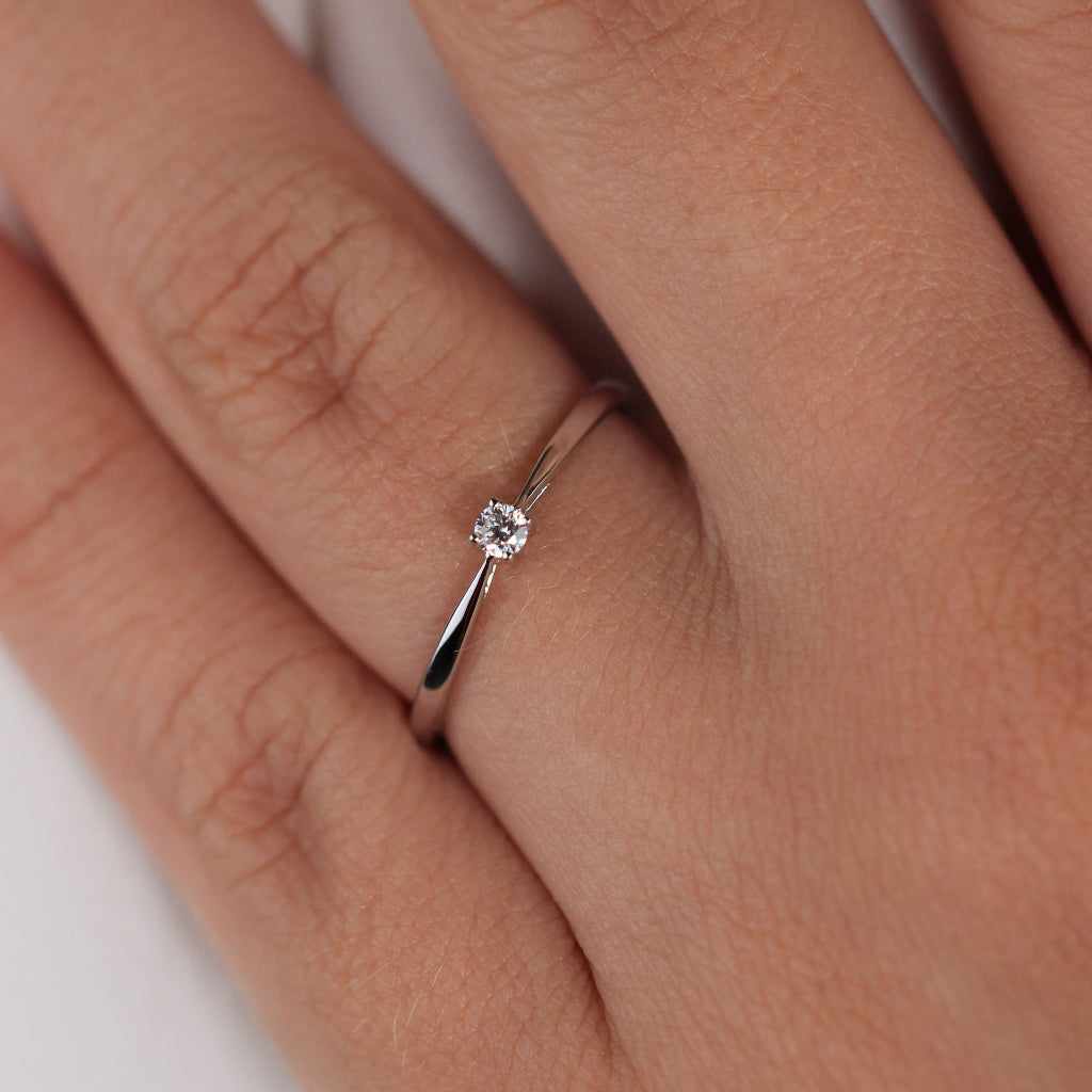 Sortija realizada en oro blanco de 18 quilates con un diamante solitario. Joyería Pamplona