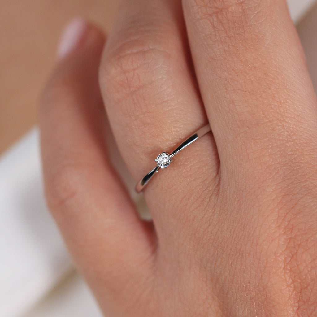 Sortija realizada en oro blanco de 18 quilates con un diamante solitario. Joyería Pamplona