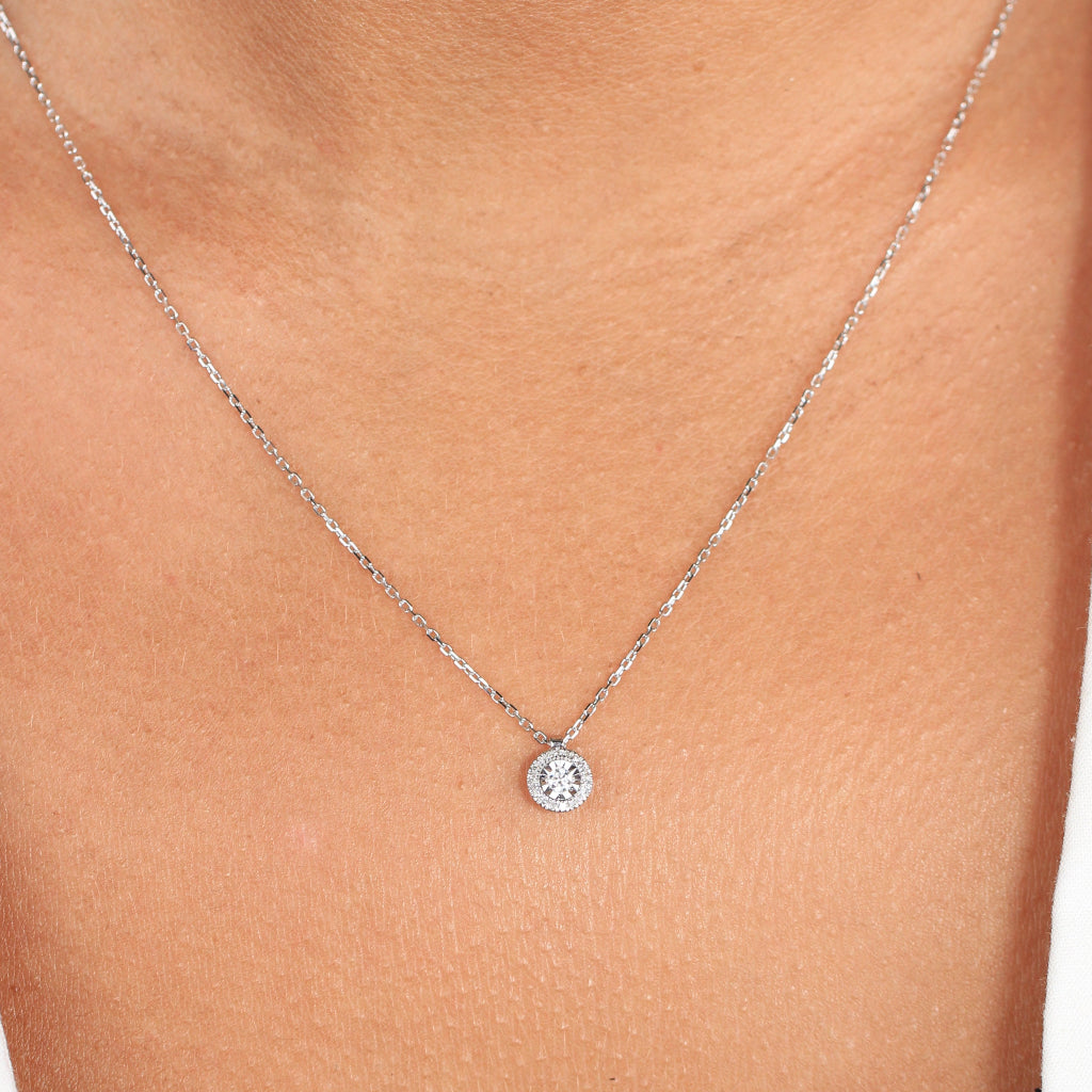 Collar realizado en oro blanco de 18 quilates con diamantes. Joyería Pamplona