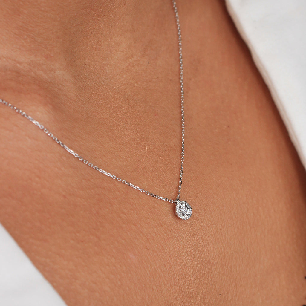 Collar realizado en oro blanco de 18 quilates con diamantes. Joyería Pamplona