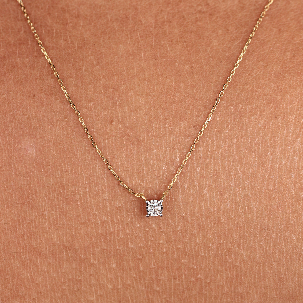 Collar realizado en oro amarillo de 18 quilates con un diamante. Joyería Pamplona