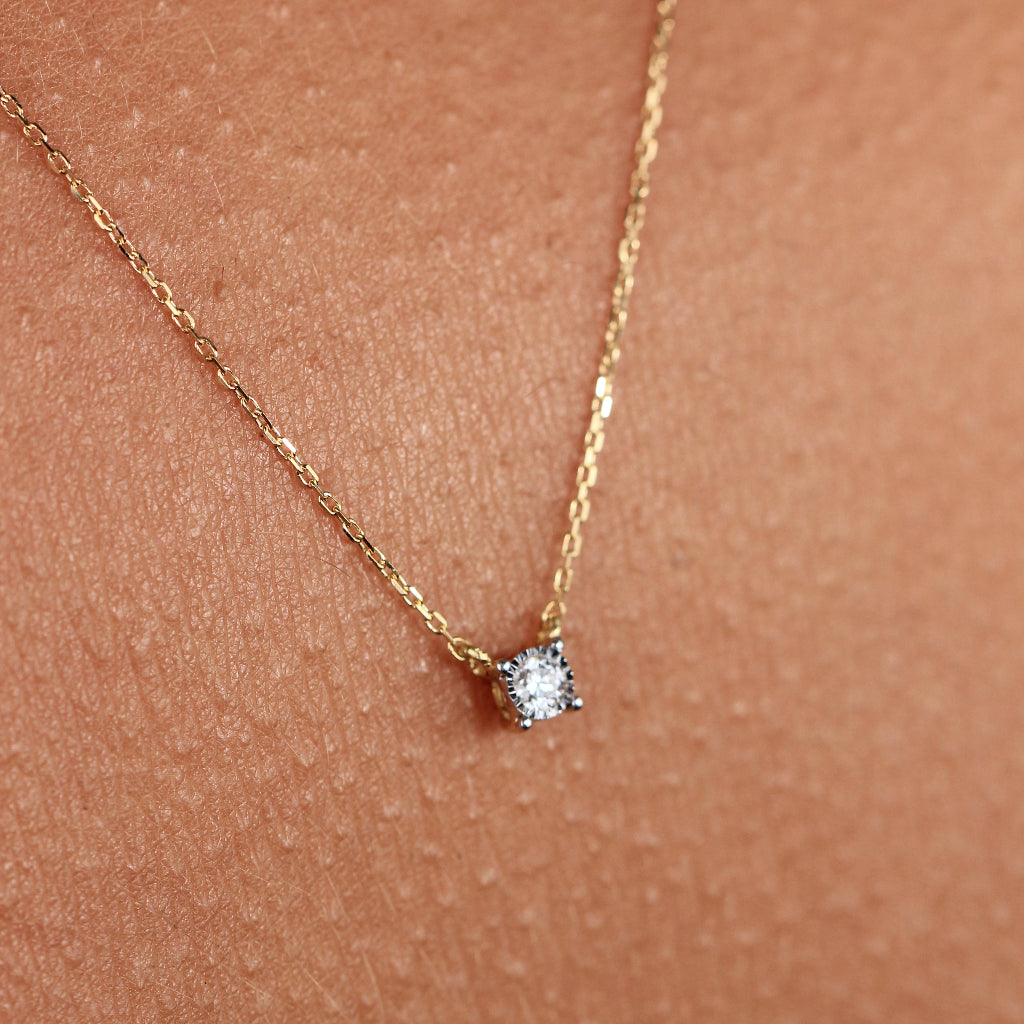 Collar realizado en oro amarillo de 18 quilates con un diamante. Joyería Pamplona