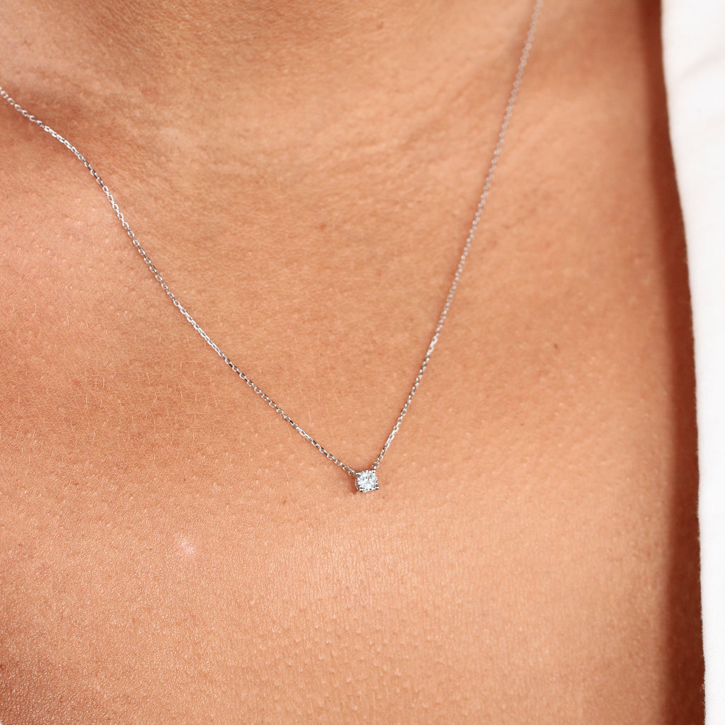 Collar realizado en oro blanco de 18 quilates con un diamante. Joyería Pamplona